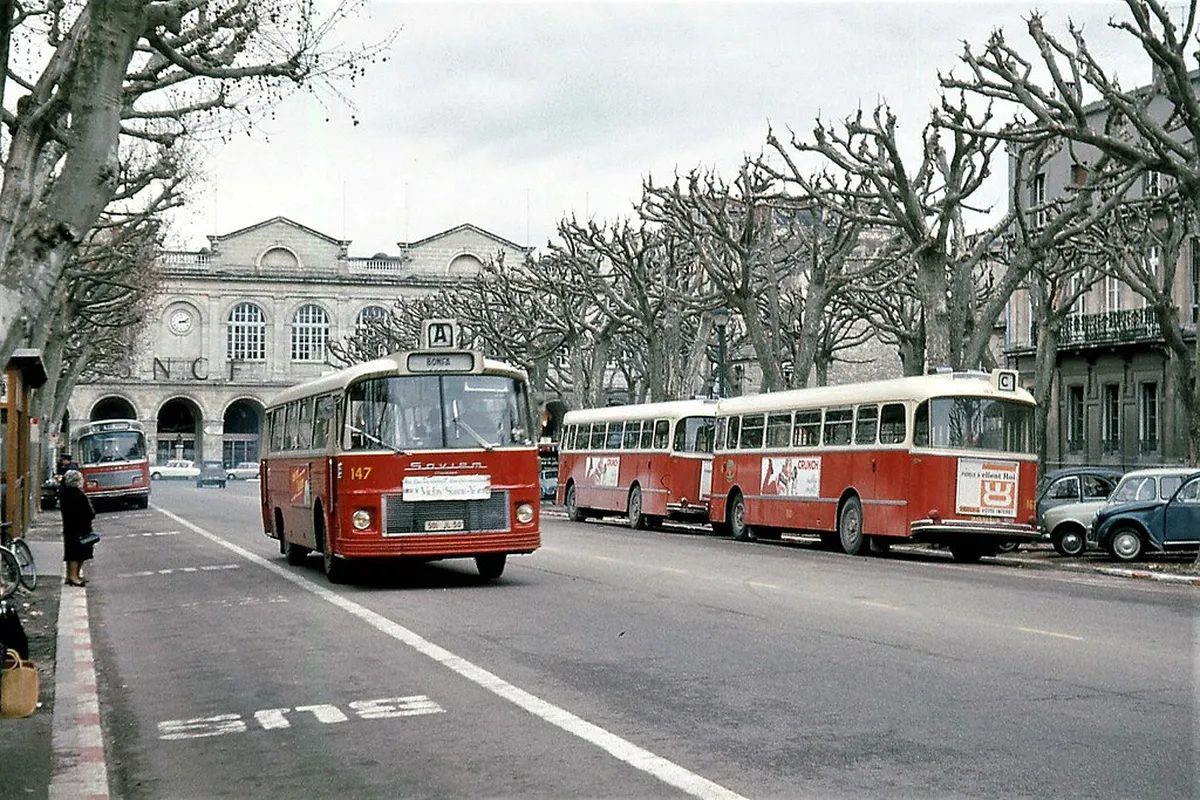 Lio Bus departing from Nîmes toward Pont du Gard Roman aqueduct